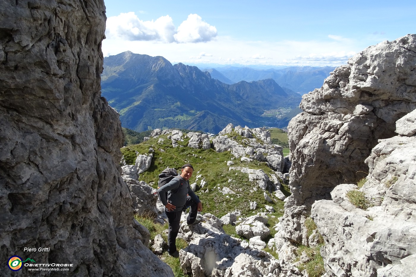 77 In discesa tra roccioni con vista verso il Grignone e la Valsassina .JPG